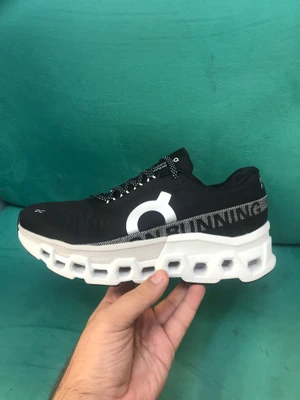 1783261071_6987819918 کتونی آن رانینگ (کیوسی) کلود مانستر 2 سایز 37 تا 45 مشکی سفید ON RUNNING CLOUD MONSTER 2 - تصویر 1