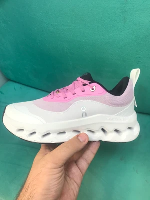 1783274357_9935254821 کتونی آن رانینگ(کیوسی) لوئوه سایز 37 تا 40 صورتی سرخابی سفید ON RUNNING LOEWE - تصویر 1